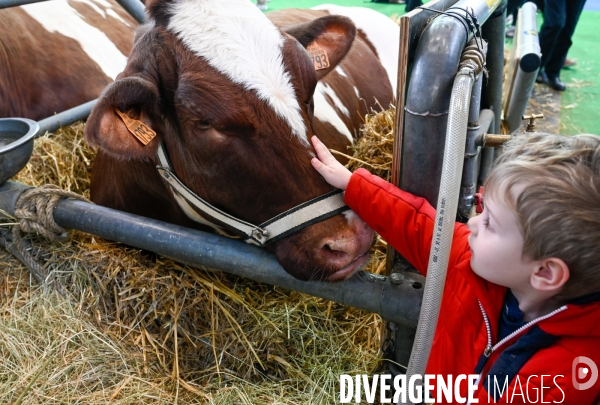 Salon de l Agriculture 2024. Les enfants viennent voir les animaux.
