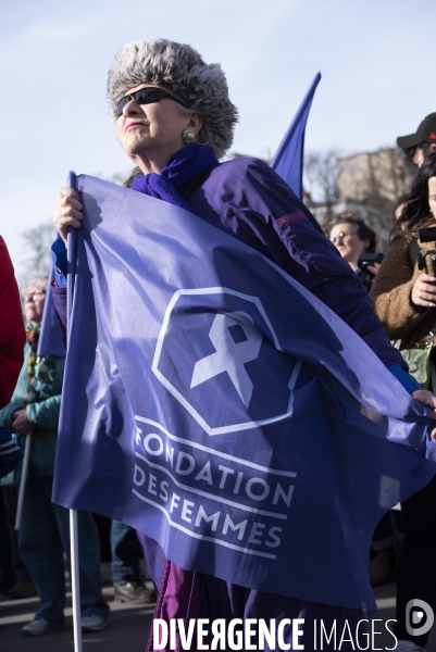 Suivi du vote du parlement et de l inscription de l IVG dans la constitution française depuis le Trocadéro.
