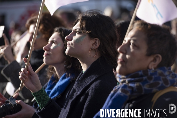 Suivi du vote du parlement et de l inscription de l IVG dans la constitution française depuis le Trocadéro.