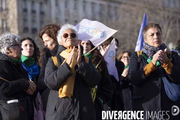 Suivi du vote du parlement et de l inscription de l IVG dans la constitution française depuis le Trocadéro.