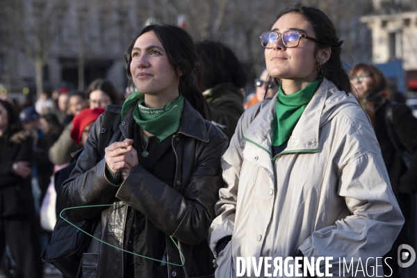 Suivi du vote du parlement et de l inscription de l IVG dans la constitution française depuis le Trocadéro.