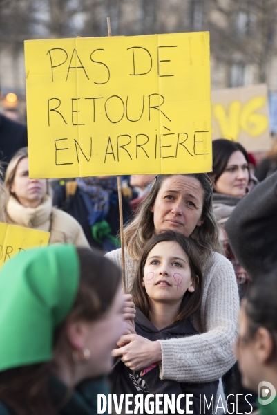 Suivi du vote du parlement et de l inscription de l IVG dans la constitution française depuis le Trocadéro.