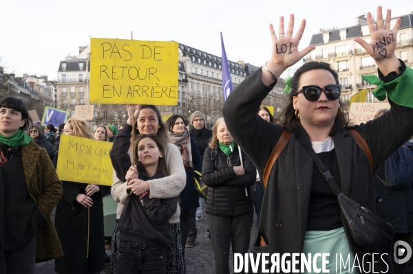 Suivi du vote du parlement et de l inscription de l IVG dans la constitution française depuis le Trocadéro.