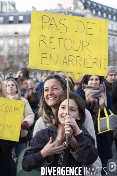 Suivi du vote du parlement et de l inscription de l IVG dans la constitution française depuis le Trocadéro.