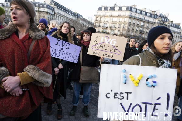 Suivi du vote du parlement et de l inscription de l IVG dans la constitution française depuis le Trocadéro.