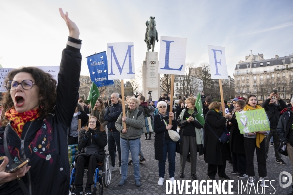 Suivi du vote du parlement et de l inscription de l IVG dans la constitution française depuis le Trocadéro.