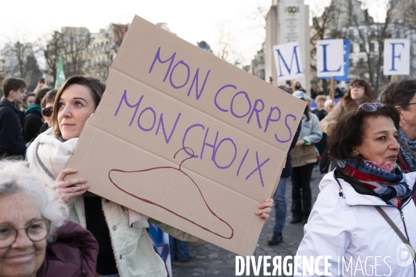 Suivi du vote du parlement et de l inscription de l IVG dans la constitution française depuis le Trocadéro.