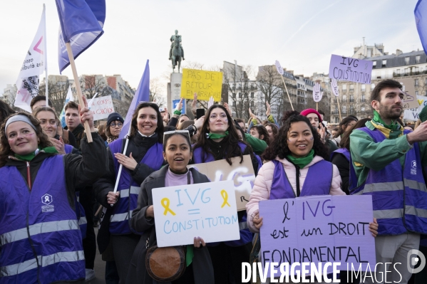 Suivi du vote du parlement et de l inscription de l IVG dans la constitution française depuis le Trocadéro.