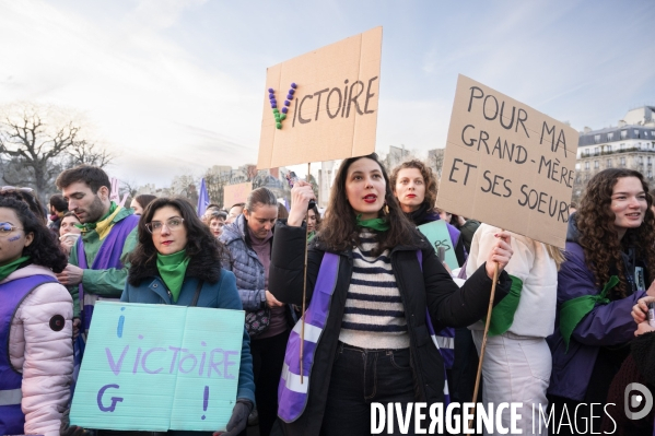 Suivi du vote du parlement et de l inscription de l IVG dans la constitution française depuis le Trocadéro.