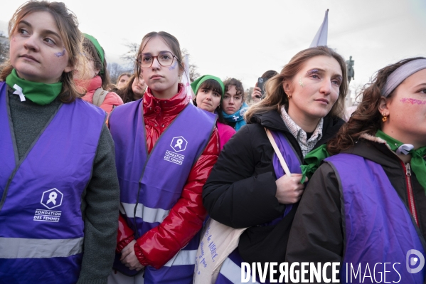 Suivi du vote du parlement et de l inscription de l IVG dans la constitution française depuis le Trocadéro.
