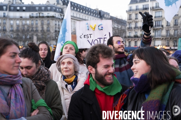Suivi du vote du parlement et de l inscription de l IVG dans la constitution française depuis le Trocadéro.