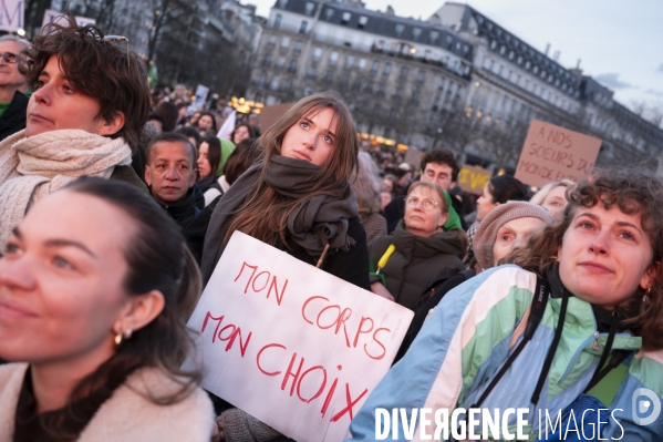 Suivi du vote du parlement et de l inscription de l IVG dans la constitution française depuis le Trocadéro.