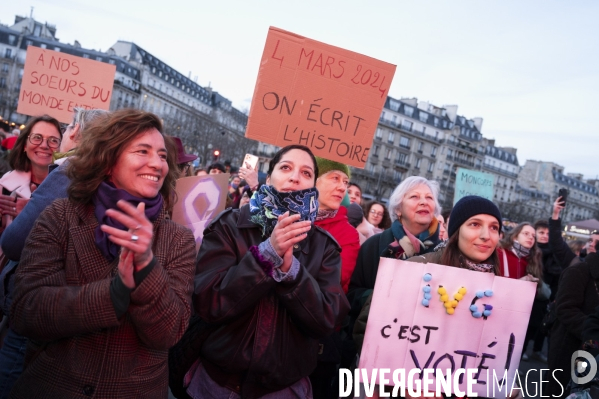 Suivi du vote du parlement et de l inscription de l IVG dans la constitution française depuis le Trocadéro.