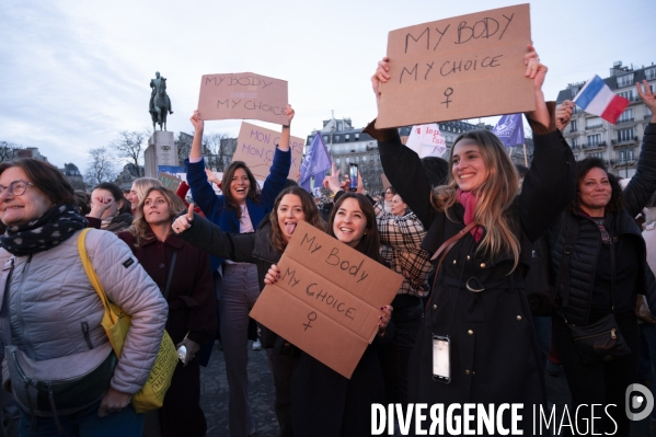 Suivi du vote du parlement et de l inscription de l IVG dans la constitution française depuis le Trocadéro.