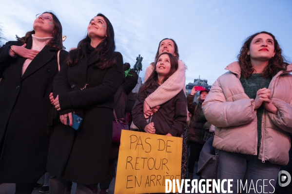 Suivi du vote du parlement et de l inscription de l IVG dans la constitution française depuis le Trocadéro.