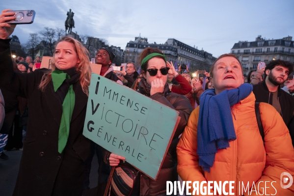 Suivi du vote du parlement et de l inscription de l IVG dans la constitution française depuis le Trocadéro.