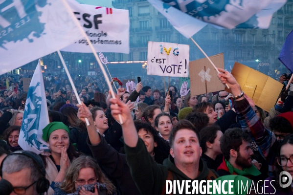 Suivi du vote du parlement et de l inscription de l IVG dans la constitution française depuis le Trocadéro.