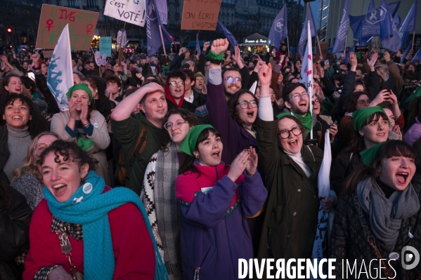 Suivi du vote du parlement et de l inscription de l IVG dans la constitution française depuis le Trocadéro.