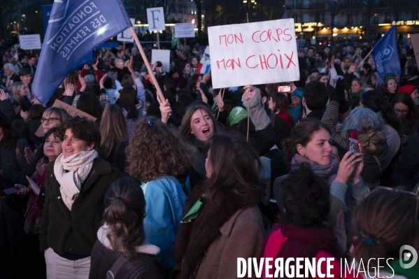 Suivi du vote du parlement et de l inscription de l IVG dans la constitution française depuis le Trocadéro.