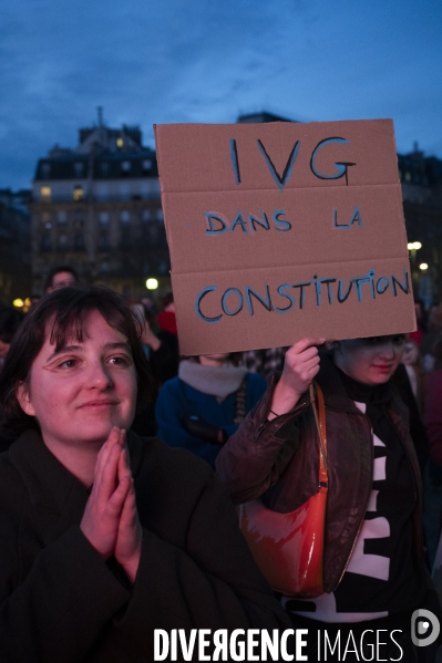 Suivi du vote du parlement et de l inscription de l IVG dans la constitution française depuis le Trocadéro.