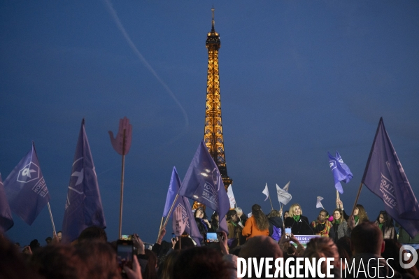 Suivi du vote du parlement et de l inscription de l IVG dans la constitution française depuis le Trocadéro.