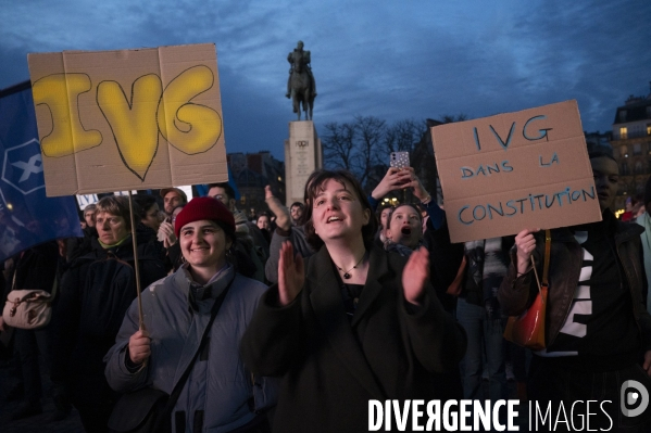 Suivi du vote du parlement et de l inscription de l IVG dans la constitution française depuis le Trocadéro.