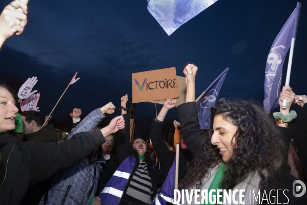 Suivi du vote du parlement et de l inscription de l IVG dans la constitution française depuis le Trocadéro.