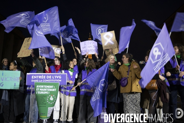 Suivi du vote du parlement et de l inscription de l IVG dans la constitution française depuis le Trocadéro.