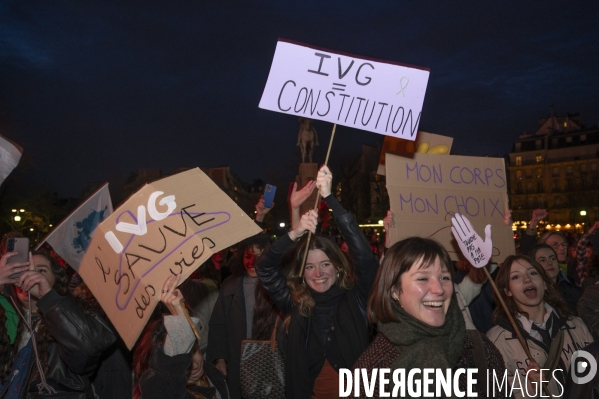 Suivi du vote du parlement et de l inscription de l IVG dans la constitution française depuis le Trocadéro.