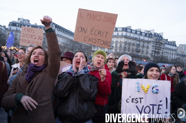 Suivi du vote du parlement et de l inscription de l IVG dans la constitution française depuis le Trocadéro.