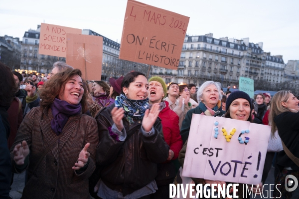 Suivi du vote du parlement et de l inscription de l IVG dans la constitution française depuis le Trocadéro.