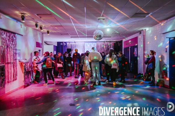 Dans le bâtiment Césure, lors du lancement de la revue numéro 13 de La Déferlante, une lectrice lit son numéro,  à Paris, le 29 février 2024. 