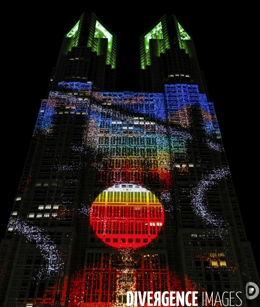 Le plus grand video mapping au monde illumine les tours du gouvernement metropolitain de tokyo