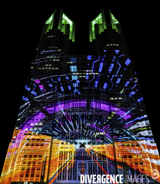 Le plus grand video mapping au monde illumine les tours du gouvernement metropolitain de tokyo