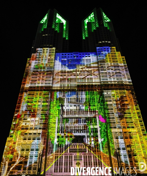 Le plus grand video mapping au monde illumine les tours du gouvernement metropolitain de tokyo