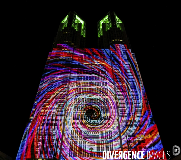 Le plus grand video mapping au monde illumine les tours du gouvernement metropolitain de tokyo