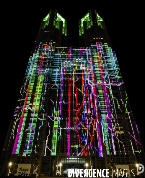 Le plus grand video mapping au monde illumine les tours du gouvernement metropolitain de tokyo