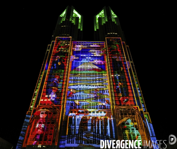 Le plus grand video mapping au monde illumine les tours du gouvernement metropolitain de tokyo