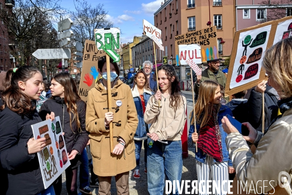 Manifestation pour le plan d urgence et contre la réforme