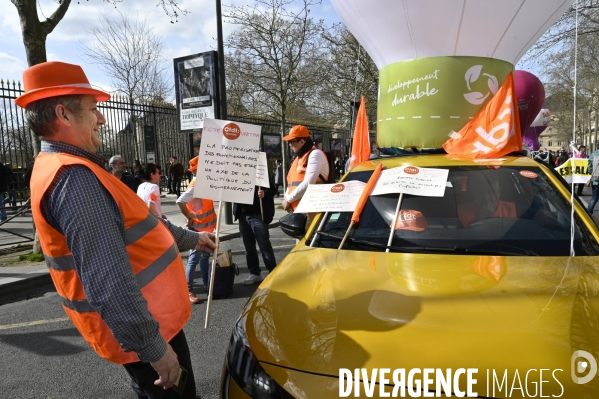 Manifestation dans la fonction publique, à Paris. Public sector workers demonstrate.