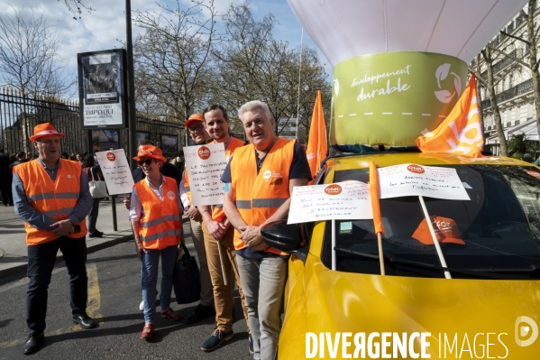 Manifestation dans la fonction publique, à Paris. Public sector workers demonstrate.