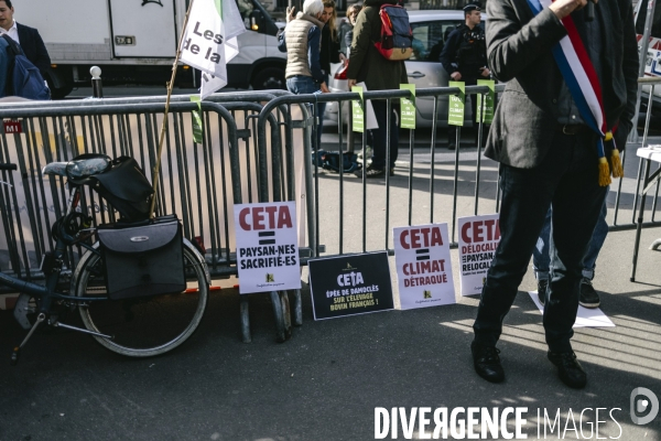 Rassemblement contre la ratification du CETA par le Senat