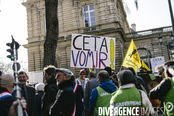 Rassemblement contre la ratification du CETA par le Senat
