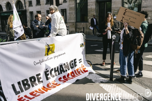 Rassemblement contre la ratification du CETA par le Senat