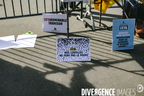 Rassemblement contre la ratification du CETA par le Senat