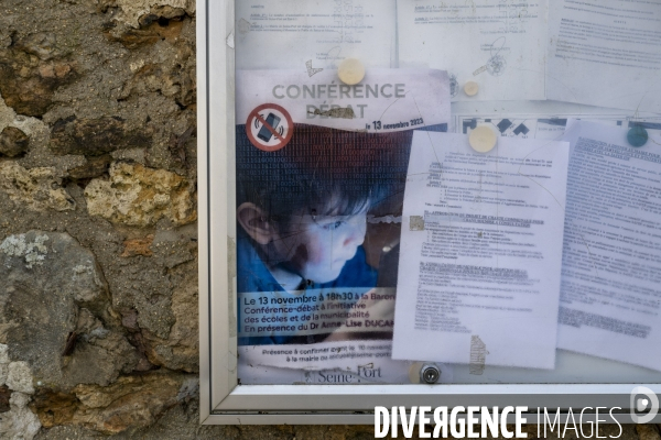 A Seine-Port, en Seine-et-Marne, après le votation, une charte  interdit  l usage du portable devant les écoles et les commerces.