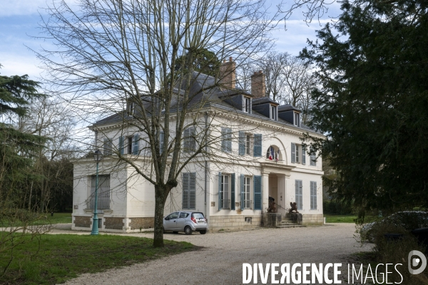 A Seine-Port, en Seine-et-Marne, après le votation, une charte  interdit  l usage du portable devant les écoles et les commerces.
