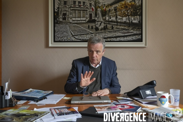A Seine-Port, en Seine-et-Marne, après le votation, une charte  interdit  l usage du portable devant les écoles et les commerces.