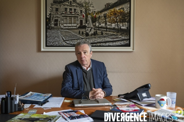 A Seine-Port, en Seine-et-Marne, après le votation, une charte  interdit  l usage du portable devant les écoles et les commerces.