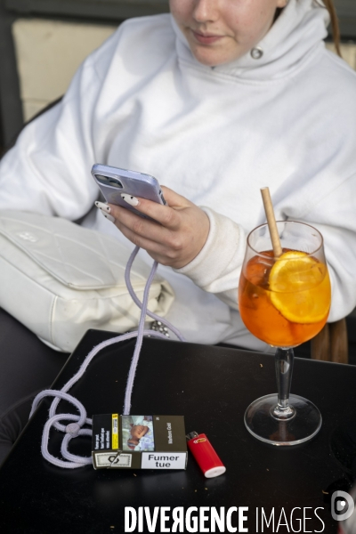 A Seine-Port, en Seine-et-Marne, après le votation, une charte  interdit  l usage du portable devant les écoles et les commerces.